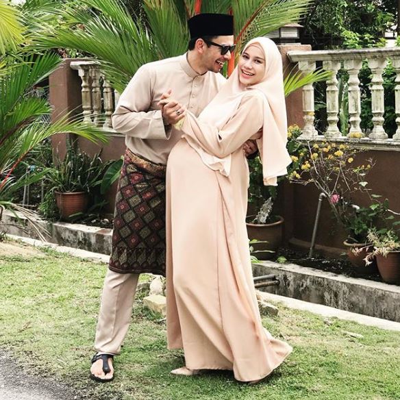 Norman bahagia disamping Memey.